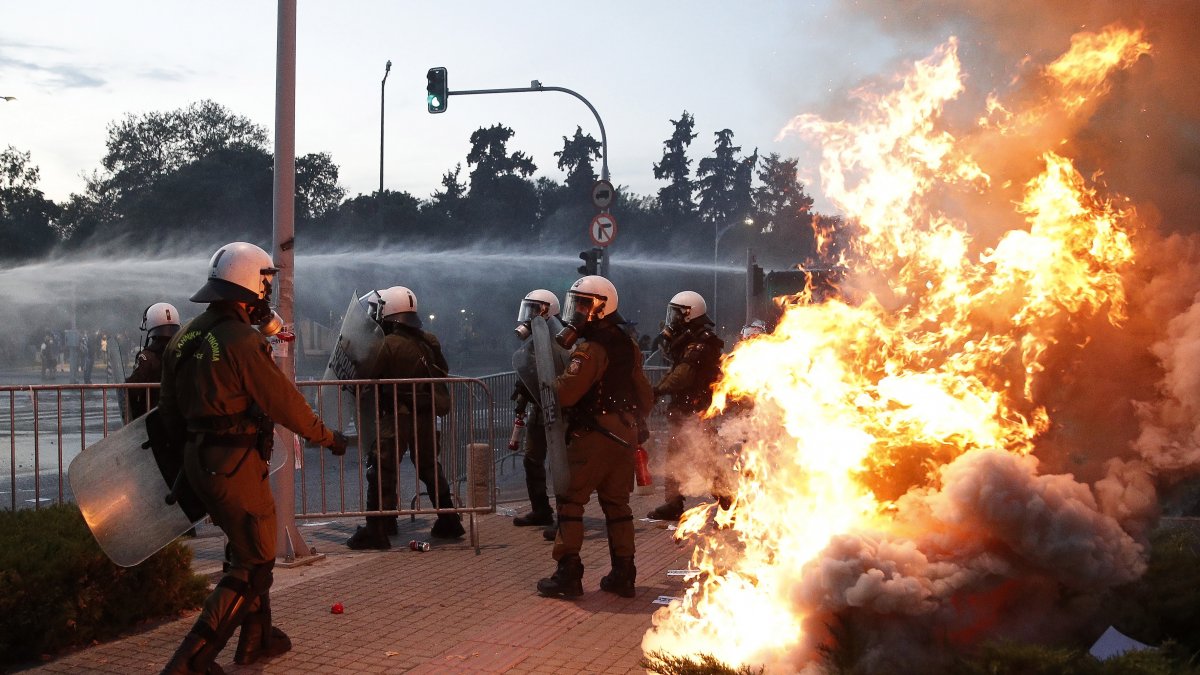 Αντικυβερνητικοί διαδηλωτές συγκρούονται με την αστυνομία στην Ελλάδα