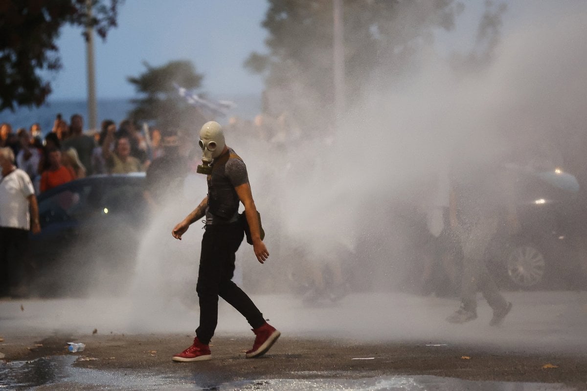 Yunanistan da hükümet karşıtları polis ile çatıştı #4