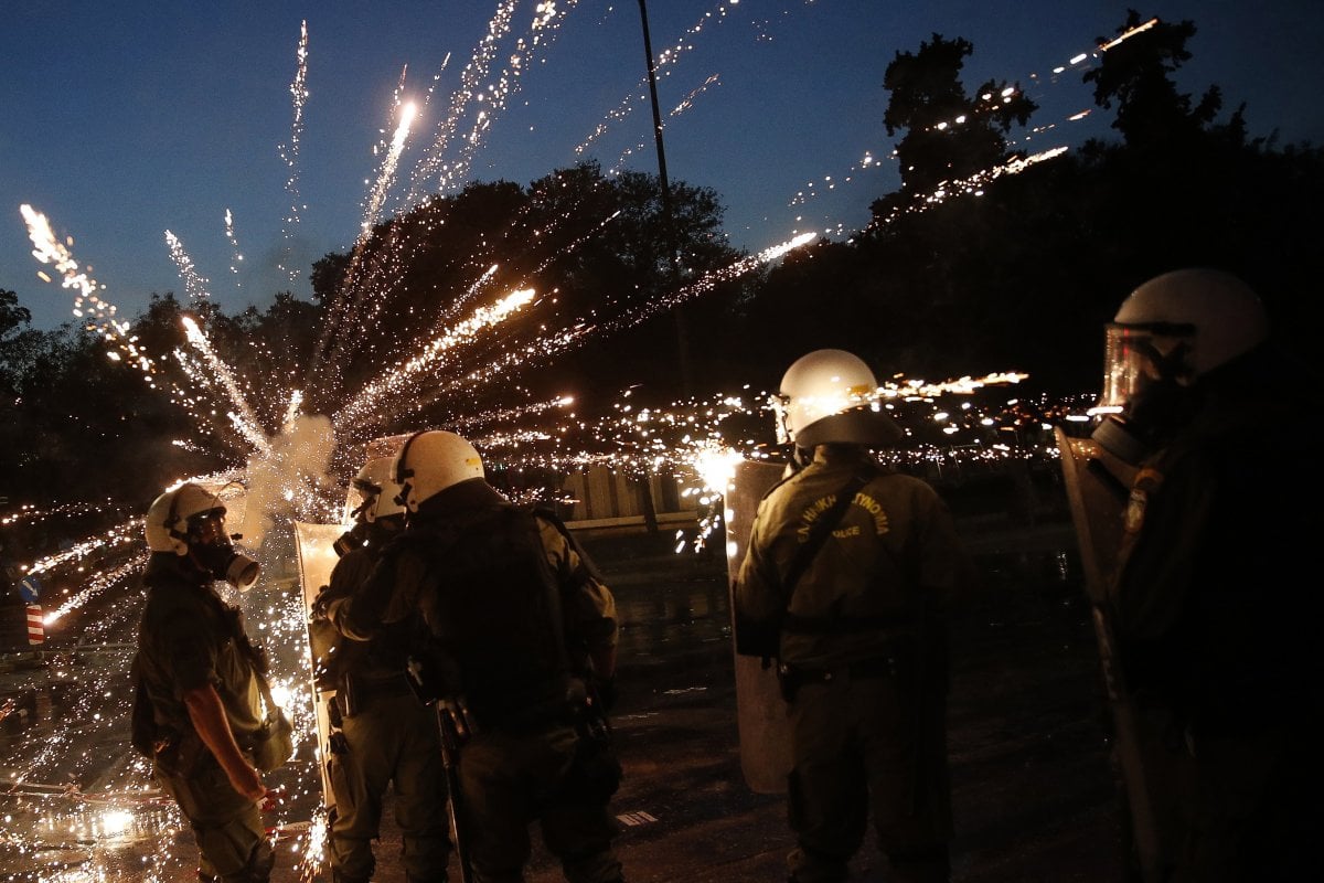 Yunanistan da hükümet karşıtları polis ile çatıştı #5