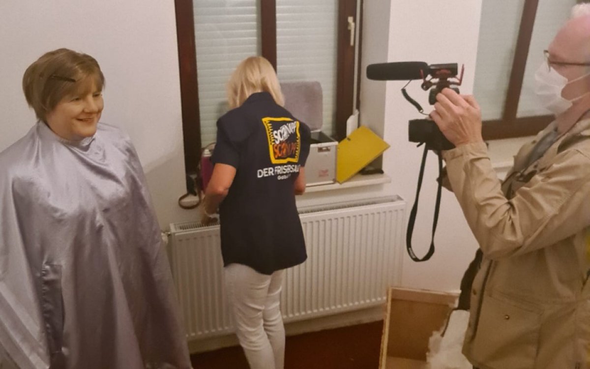 Almanya da bir kişi, Angela Merkel in heykelini yaptırdı #3