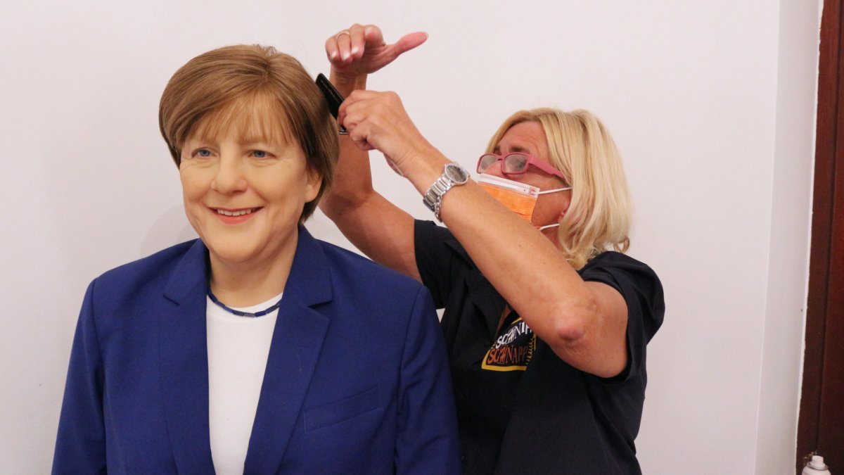 Almanya da bir kişi, Angela Merkel in heykelini yaptırdı #1