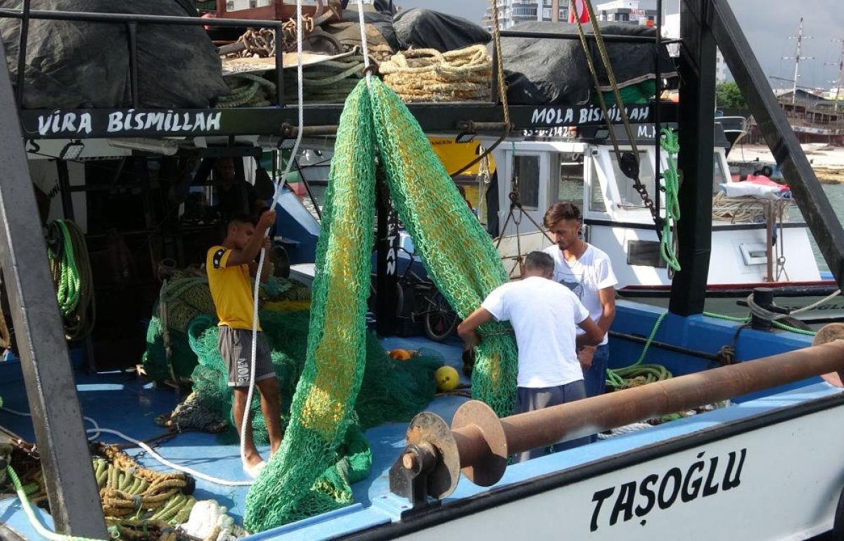 Mersin de av yasağı kalktı, balıkçılar ağlarını denize attı #8