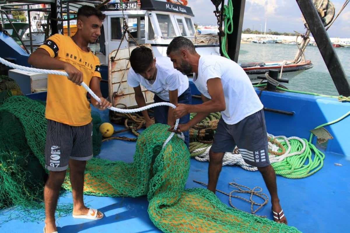 Mersin de av yasağı kalktı, balıkçılar ağlarını denize attı #3