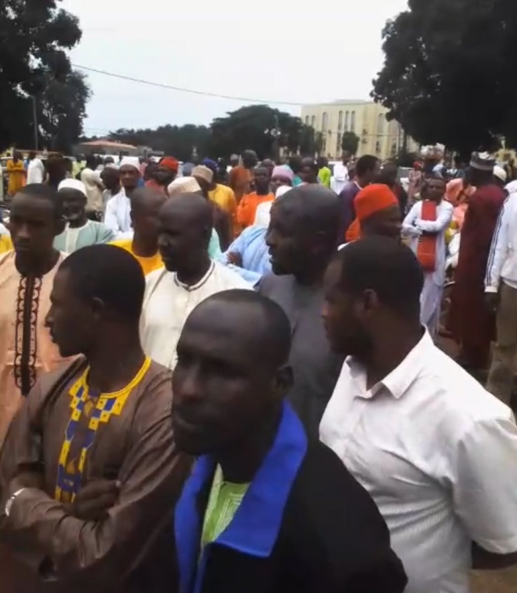 Kamerun da Müslümanlara haç kolyesi takın baskısı #3