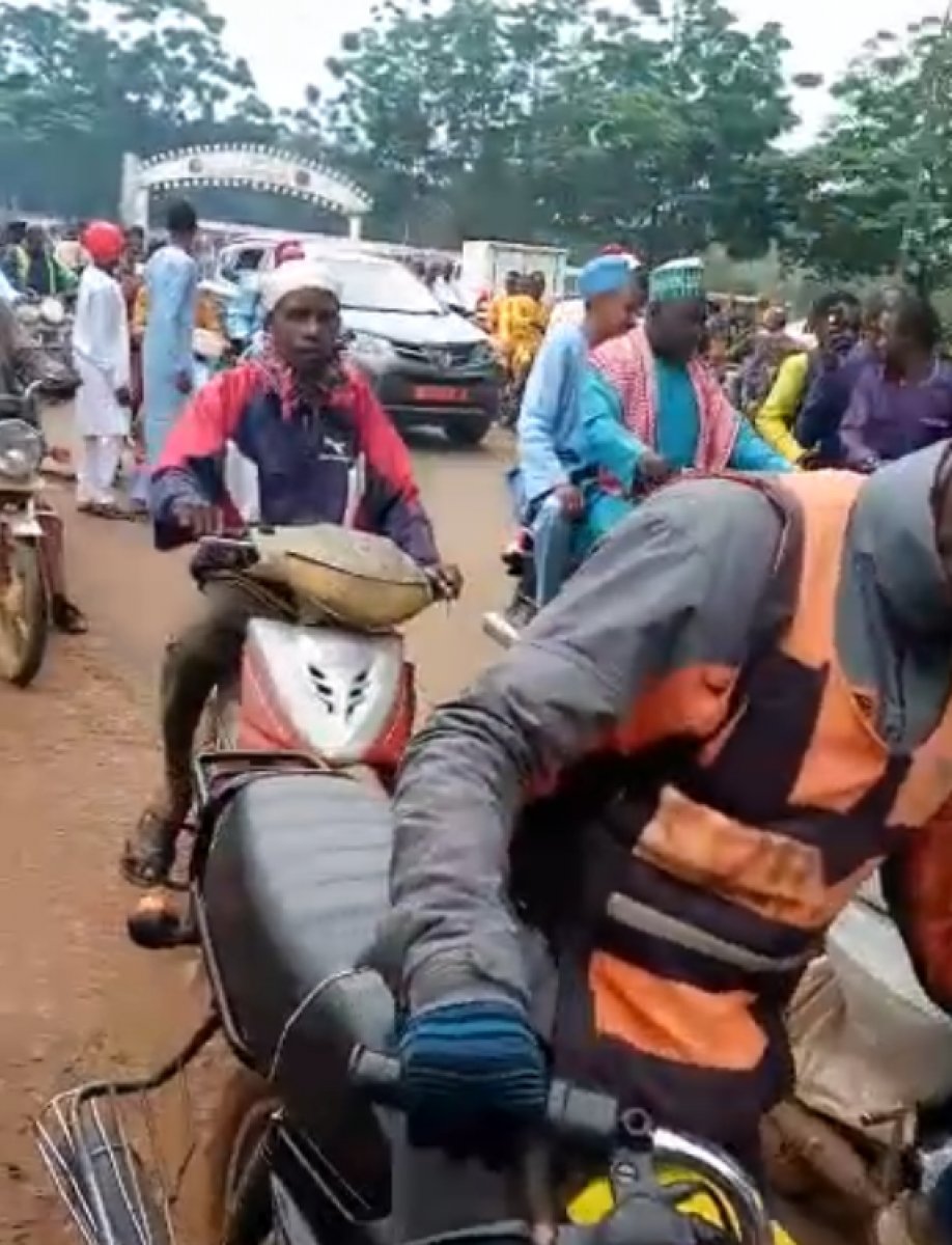 Kamerun da Müslümanlara haç kolyesi takın baskısı #4