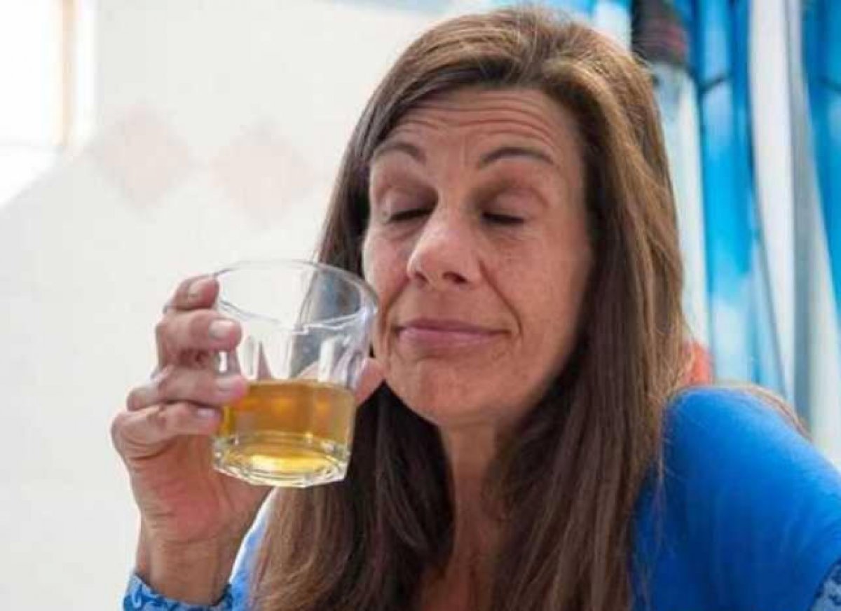 Старая пьет мочу. Пьющие женщины. Пьющая женщина в 50.