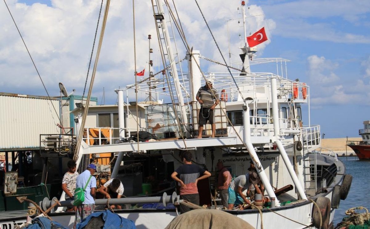 Mersin de av yasağı kalktı, balıkçılar ağlarını denize attı #6