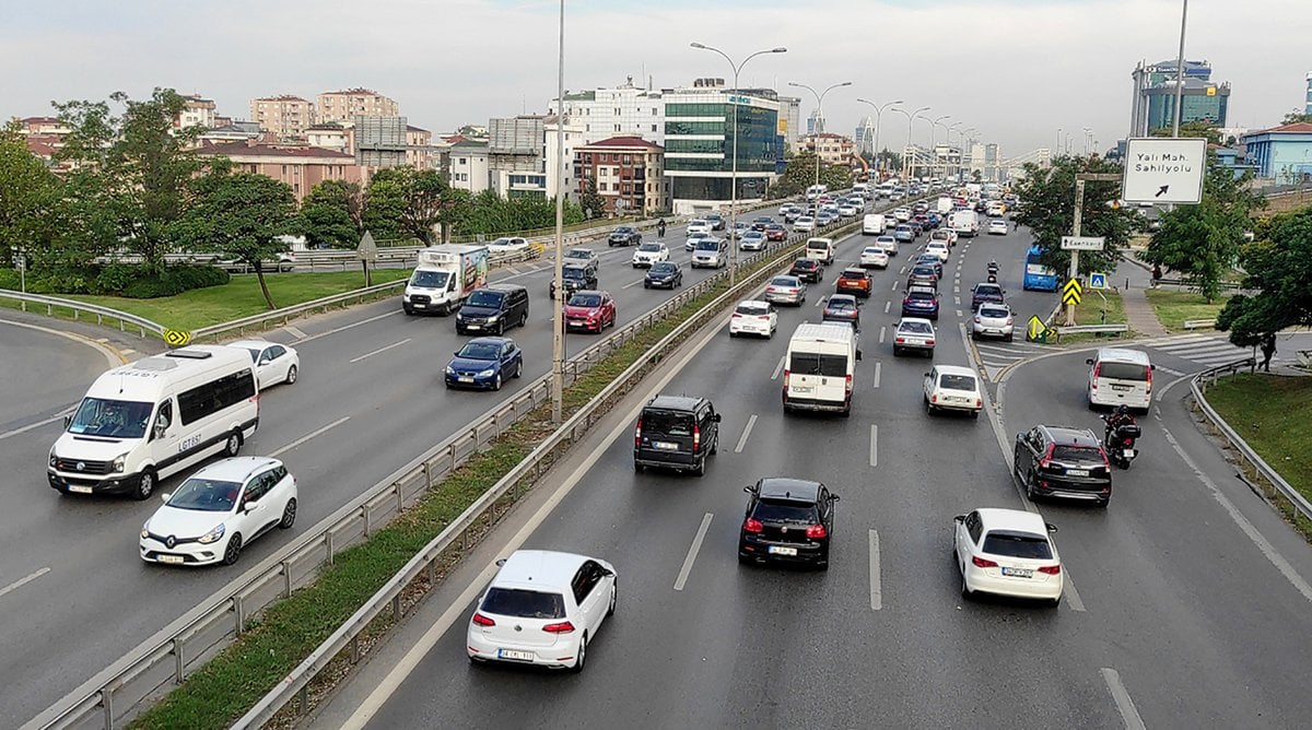 İstanbul da sabah saatlerinde trafik yoğunluğu yaşanıyor #1