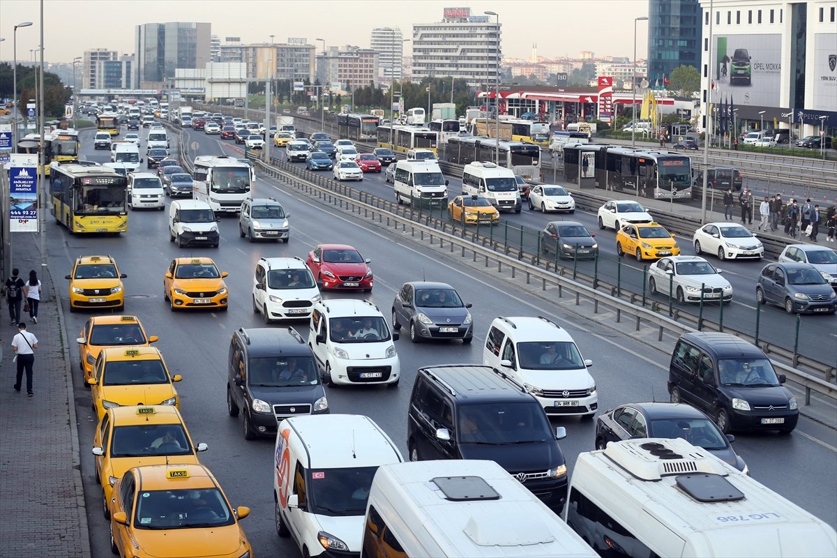 İstanbul da sabah saatlerinde trafik yoğunluğu yaşanıyor #4