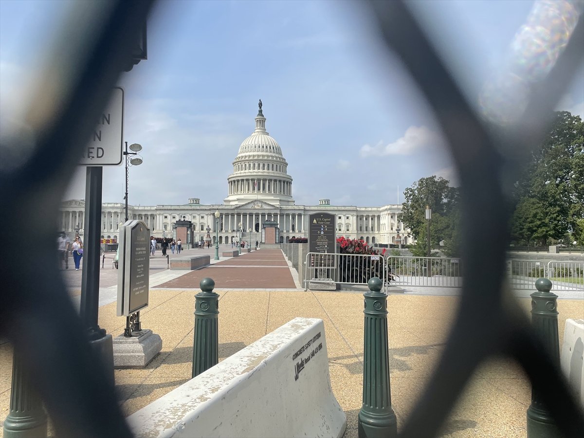 ABD Kongresi, aşırı sağcı grupların gösterisi nedeniyle tekrar demir çitle çevrildi #7