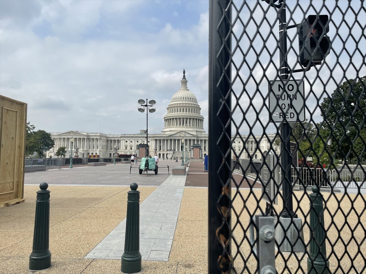 ABD Kongresi, aşırı sağcı grupların gösterisi nedeniyle tekrar demir çitle çevrildi #3