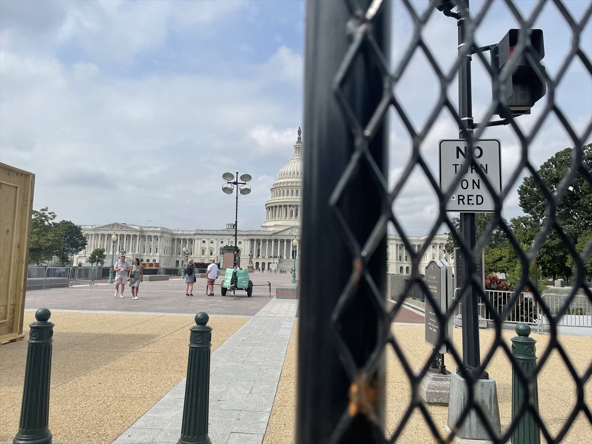 ABD Kongresi, aşırı sağcı grupların gösterisi nedeniyle tekrar demir çitle çevrildi #5
