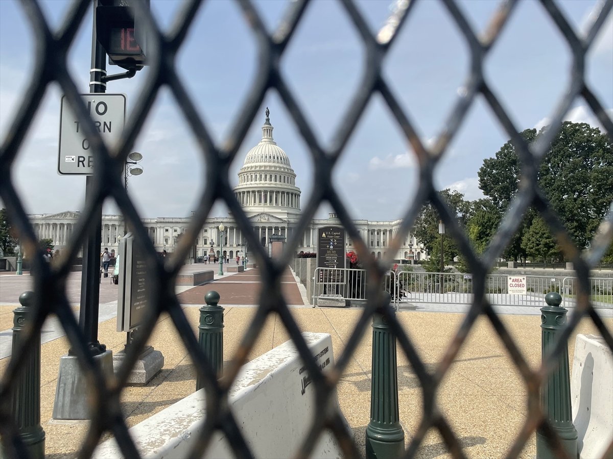 ABD Kongresi, aşırı sağcı grupların gösterisi nedeniyle tekrar demir çitle çevrildi #6
