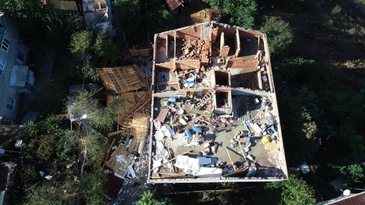 İstanbul da çıkan fırtına, Sultangazi deki evlerin çatısını uçurdu #2