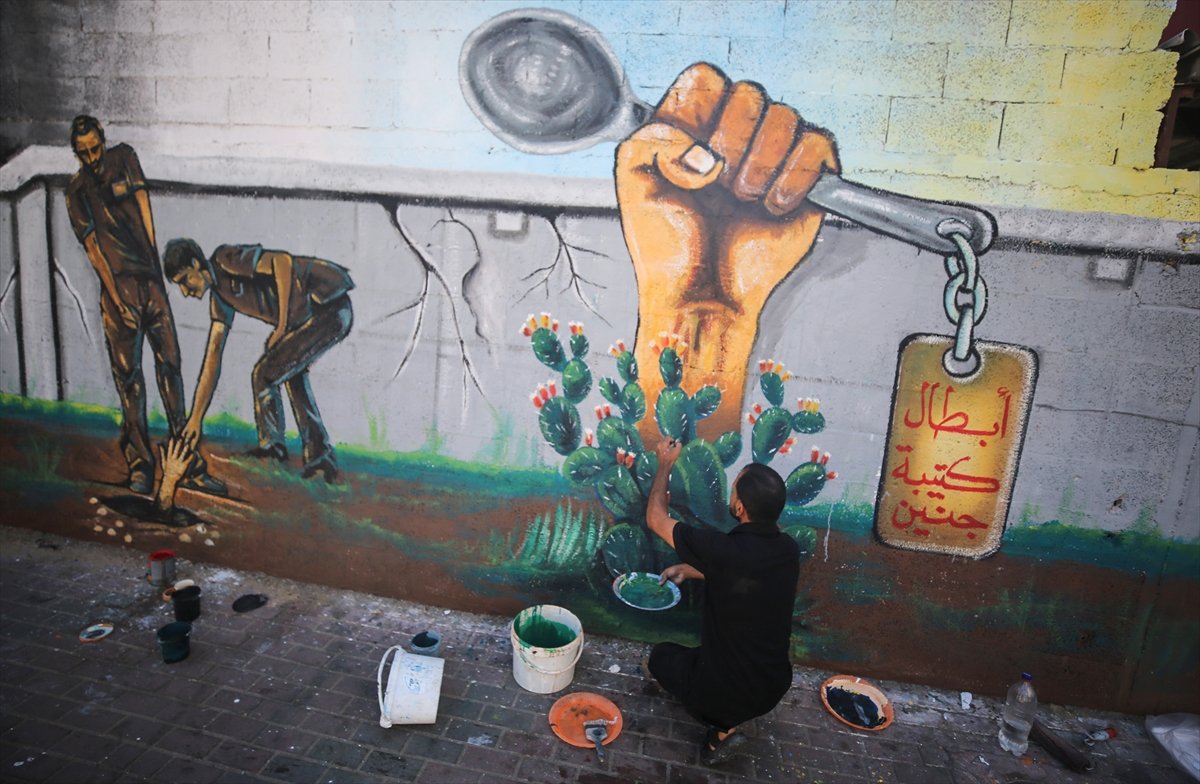 İsrail hapishanesinden kaçan Filistinliler, Gazze de duvarlara resmedildi #3