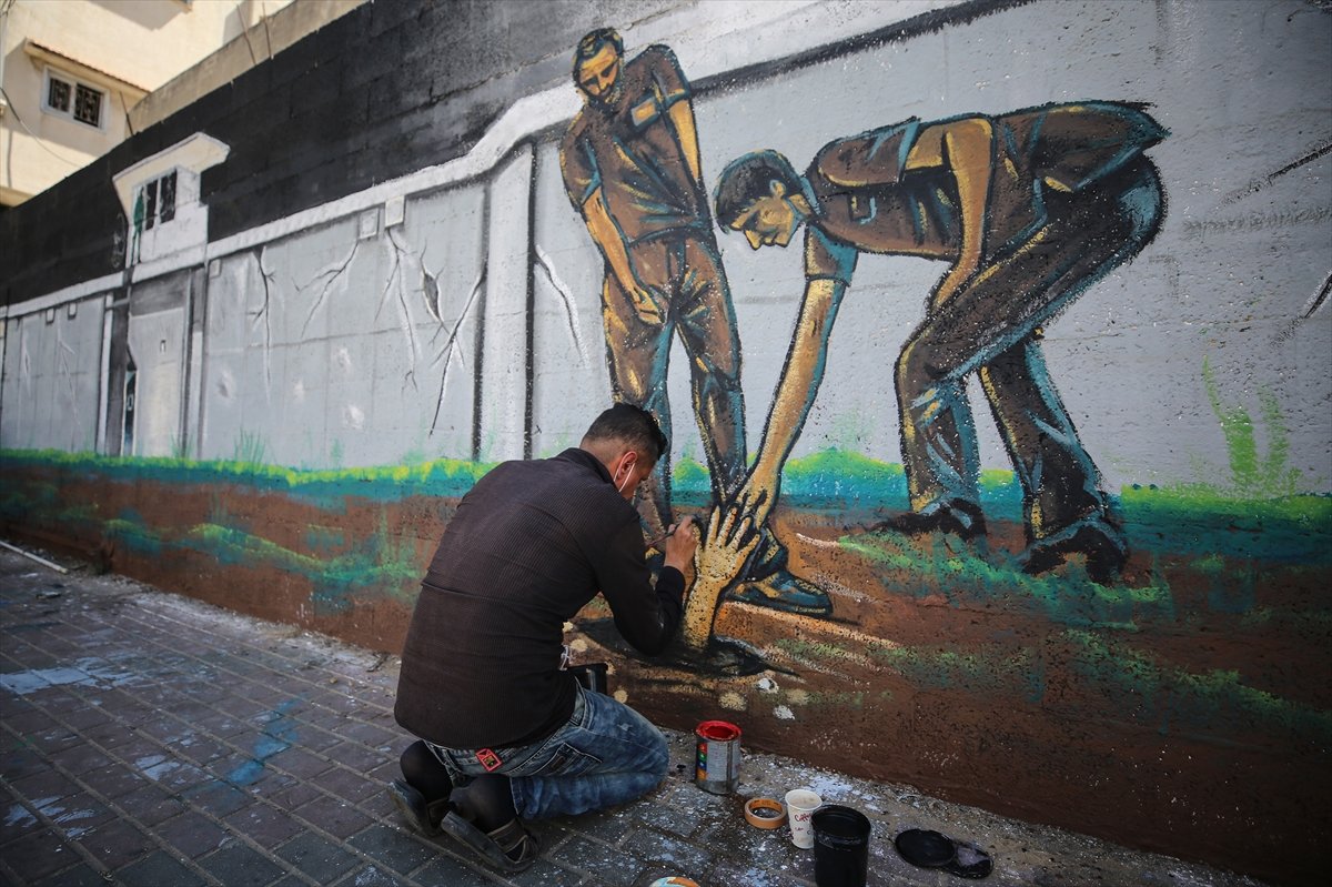 İsrail hapishanesinden kaçan Filistinliler, Gazze de duvarlara resmedildi #1