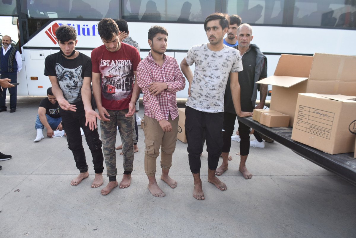 Yunanistan, para ve kıyafetlerini aldığı göçmenleri borularla dövüp, Türkiye ye itti #3