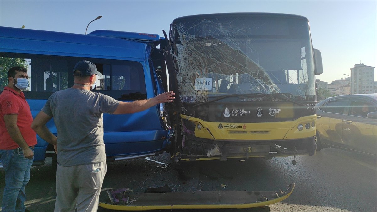 Ataşehir de İETT otobüsü yolcu minibüsüne çarptı #1