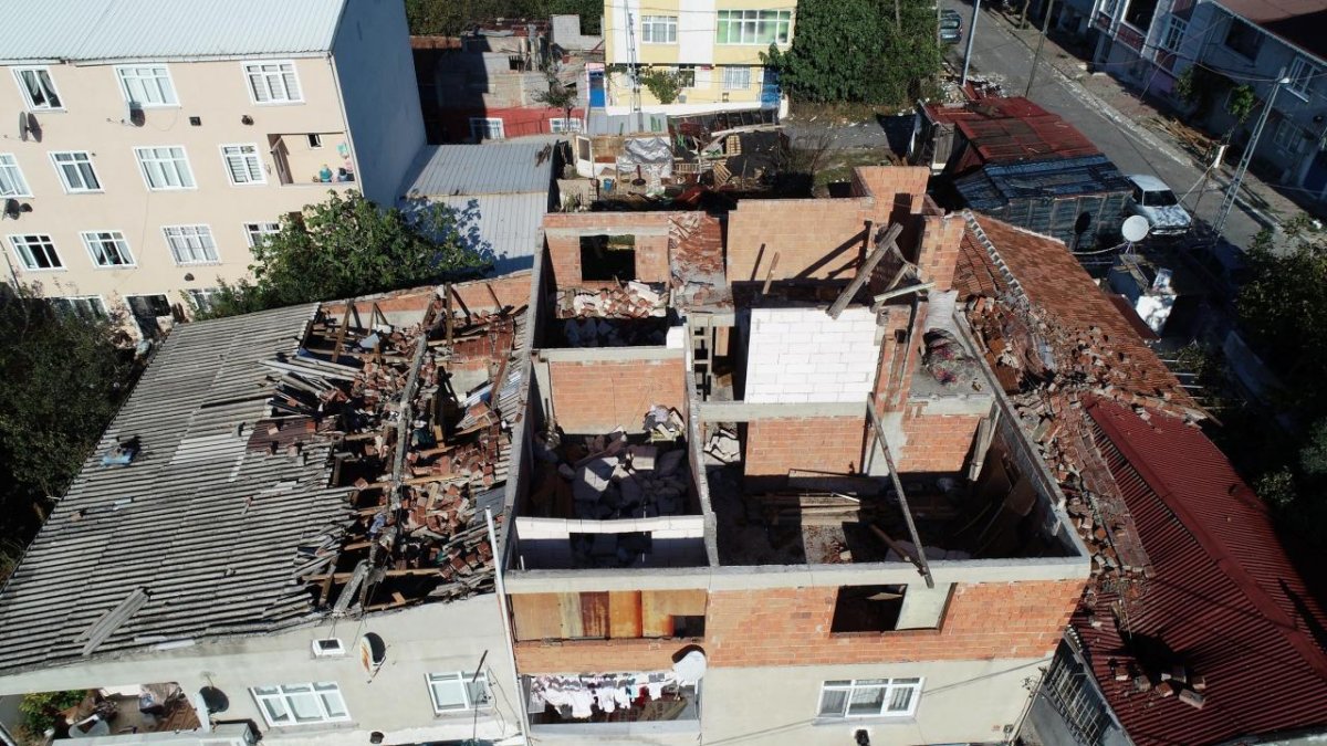 İstanbul da çıkan fırtına, Sultangazi deki evlerin çatısını uçurdu #3