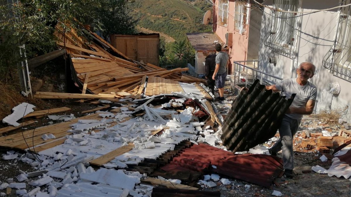 İstanbul da çıkan fırtına, Sultangazi deki evlerin çatısını uçurdu #1