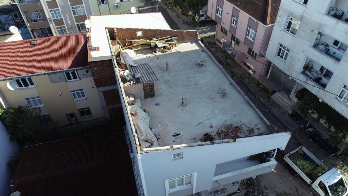 İstanbul da çıkan fırtına, Sultangazi deki evlerin çatısını uçurdu #7