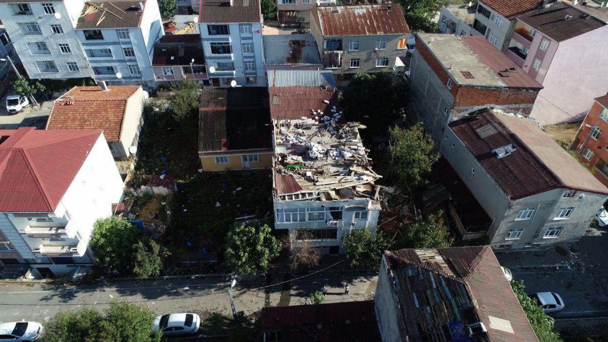 İstanbul da çıkan fırtına, Sultangazi deki evlerin çatısını uçurdu #4