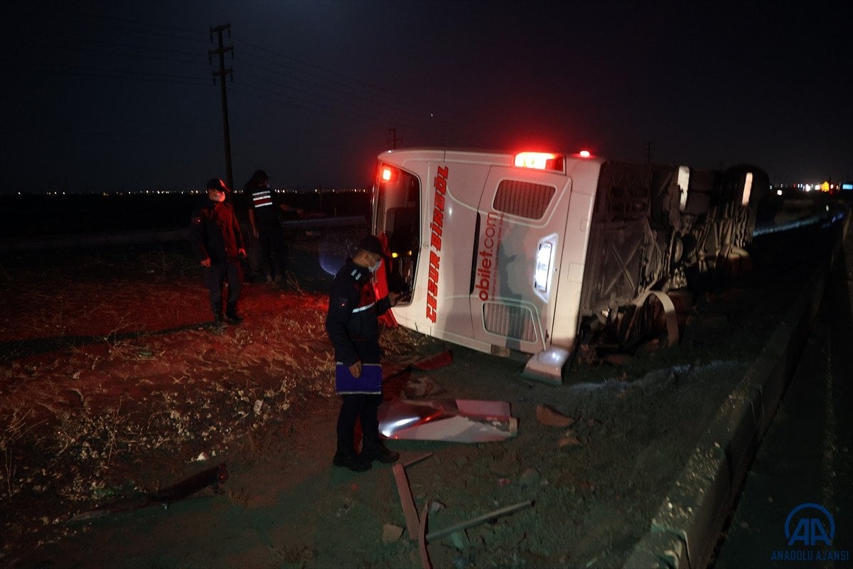 Konya da seyir halindeki yolcu otobüsü devrildi: 14 yaralı #1