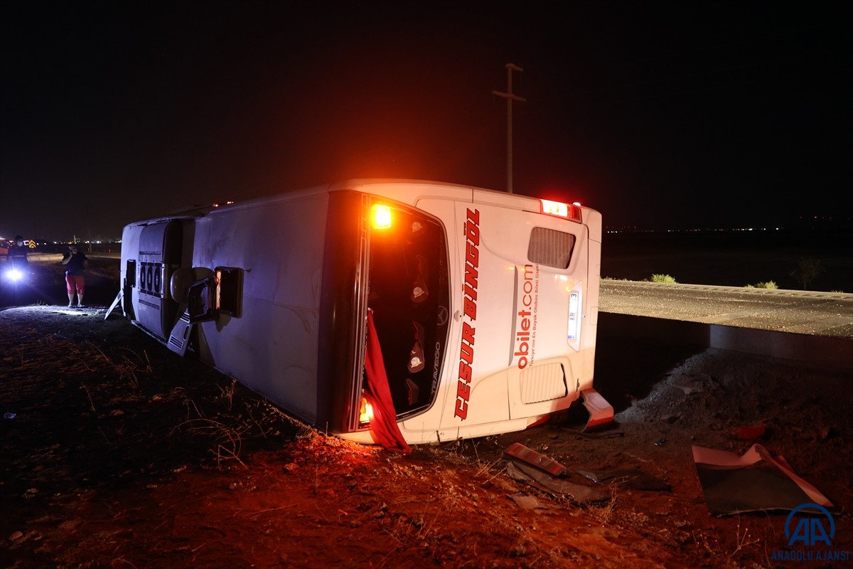 Konya da seyir halindeki yolcu otobüsü devrildi: 14 yaralı #2