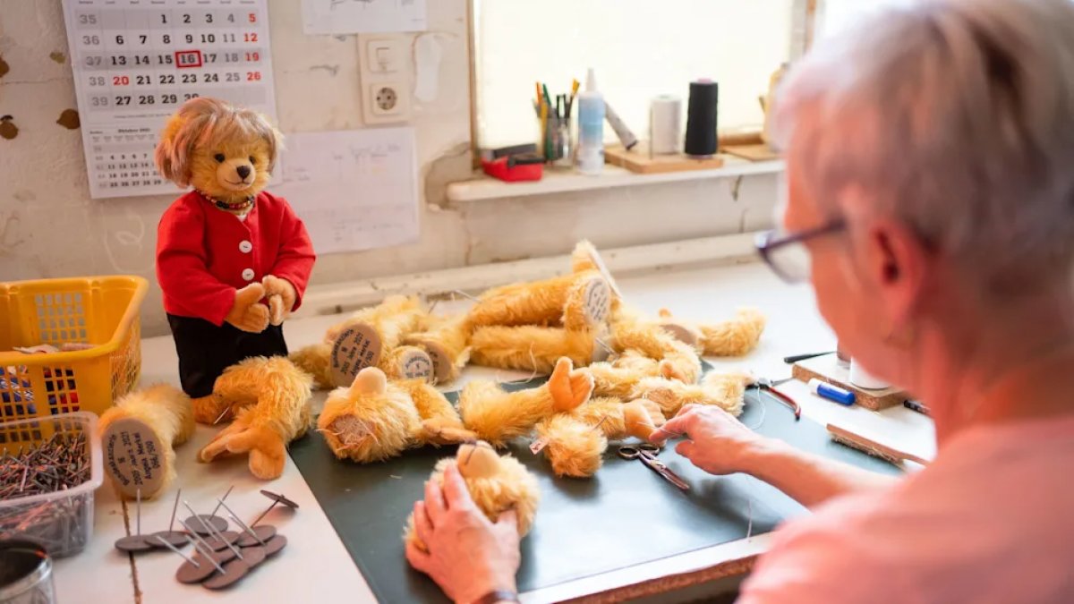 Almanya da Angela Merkel için hatıra oyuncağı üretildi #1