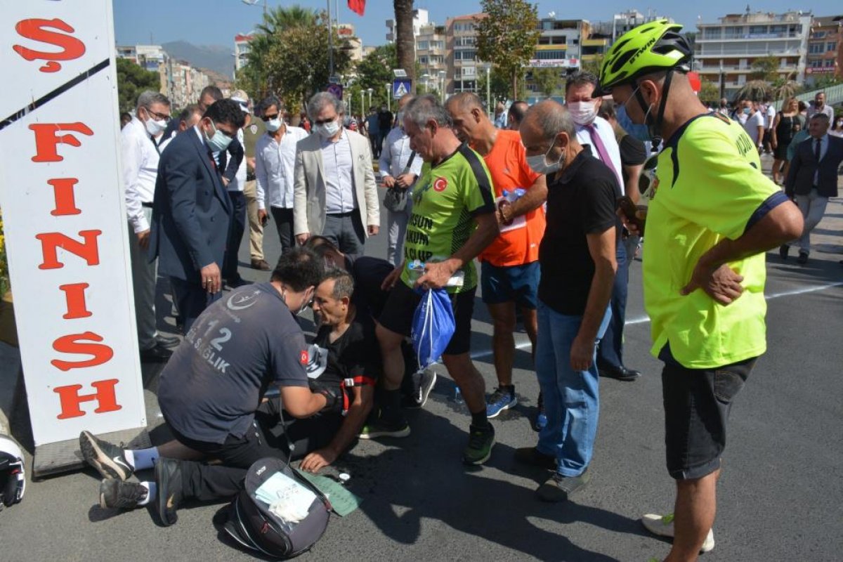 Aydın da fenalaşan koşucu yarışmayı emekleyerek kazandı #3
