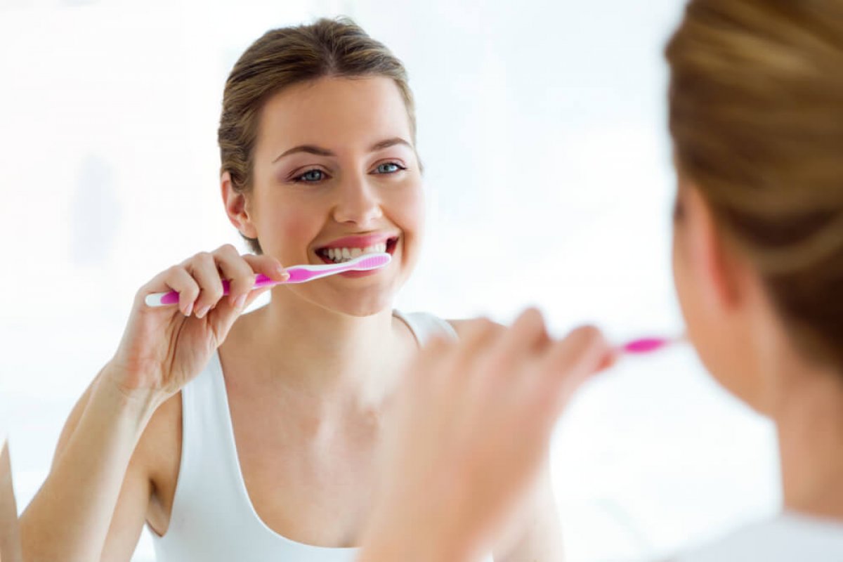 Diş etlerine zarar vermeden diş nasıl fırçalanır? Doğru diş fırçalama yöntemi  #1