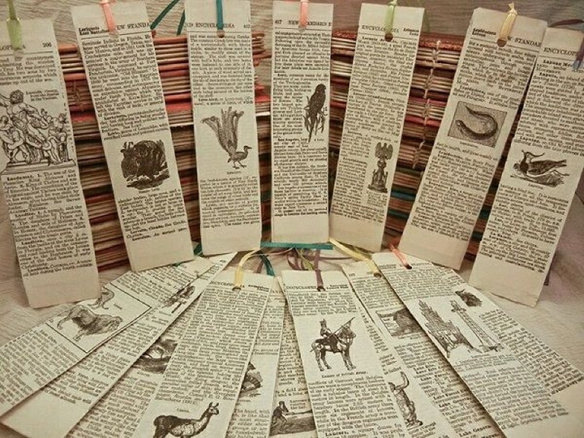 Куски из страниц в книгах. Интересные закладки для книг. Старые закладки для книг. Необычные закладки для книг. Оригинальные книжные закладки.