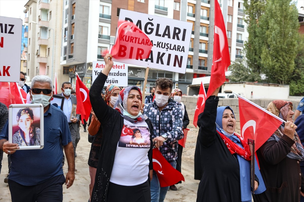Vanlı aileler çocuklarına kavuşmak için HDP önünde eylemlerini sürdürdü #2
