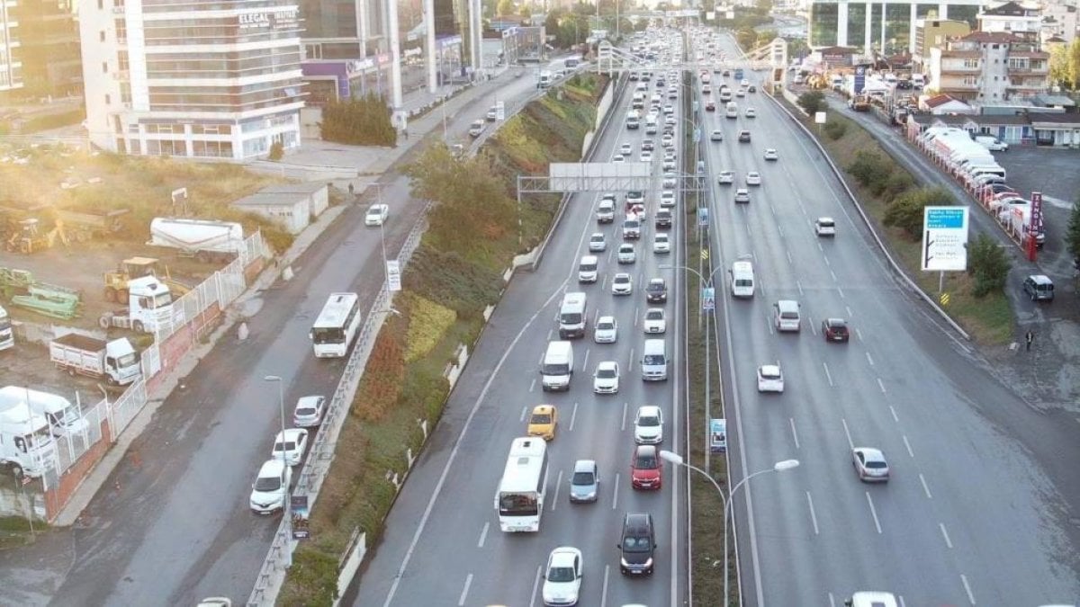 İstanbul’da trafik haftanın son iş gününde de etkili oldu #2