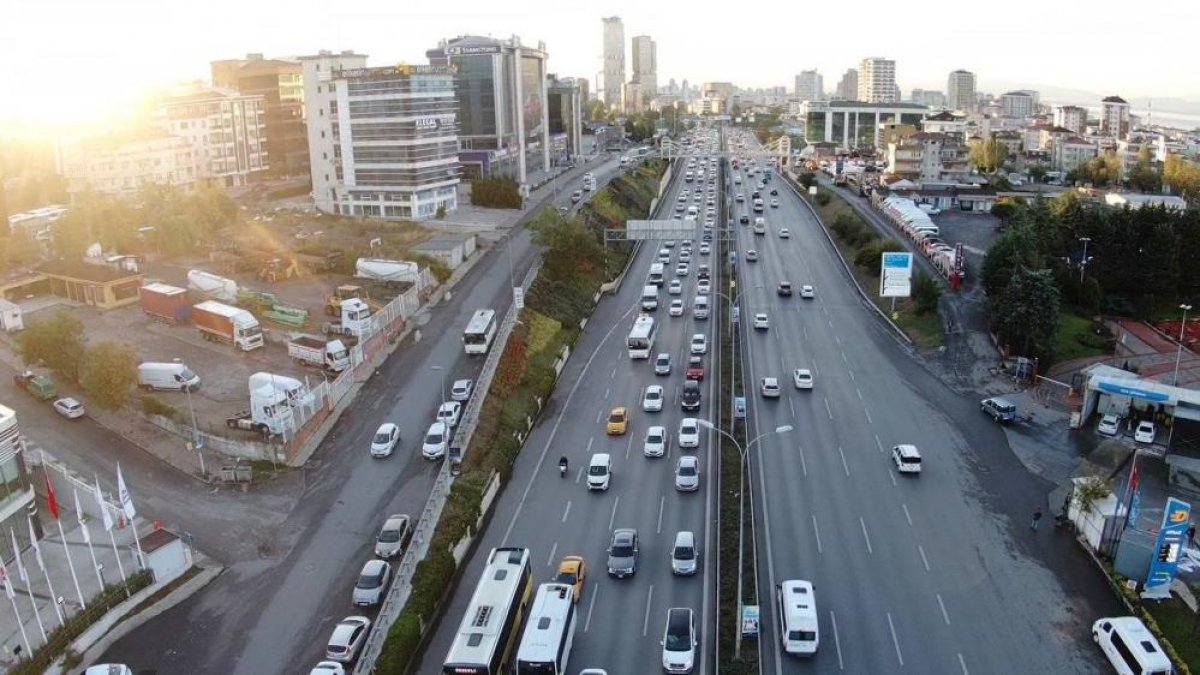 İstanbul’da trafik haftanın son iş gününde de etkili oldu #1