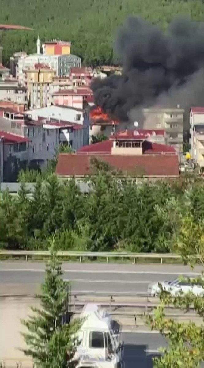 Sultanbeyli’de mobilya imalathanesi alev alev yandı  #6