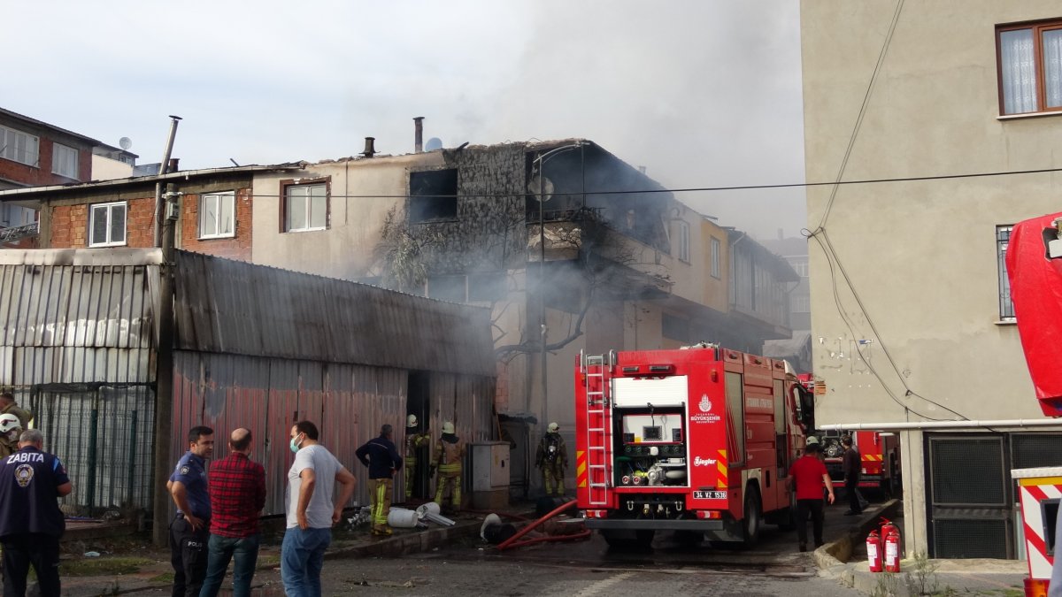 Sultanbeyli’de mobilya imalathanesi alev alev yandı  #5