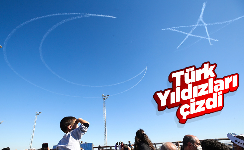 Türk Yıldızları TEKNOFEST’te: Gökyüzüne Türk Bayrağı çizildi