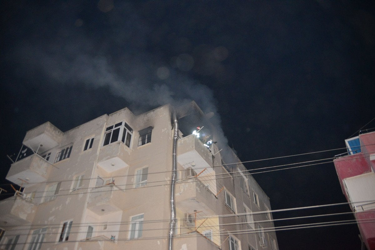 Adana da yangında mahsur kalan şahsı bekçiler kurtardı #2