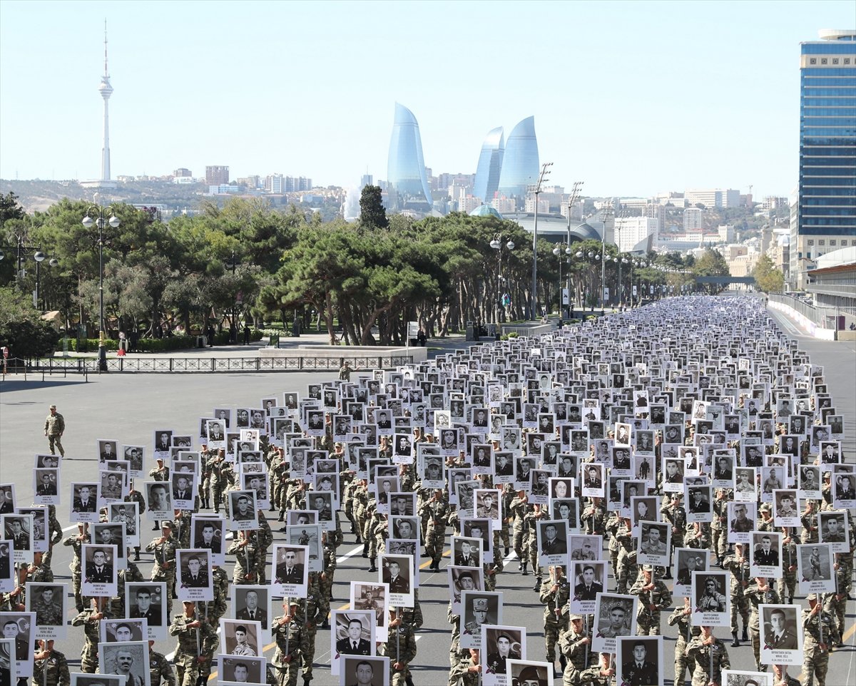 Bakü de, şehitlerin fotoğrafları ile yürüyüş yapıldı #5