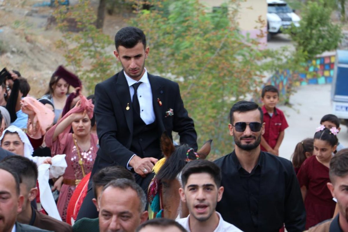 Şırnak ta düğünlerde araç konvoyu yerine at geleneği devam ediyor #6