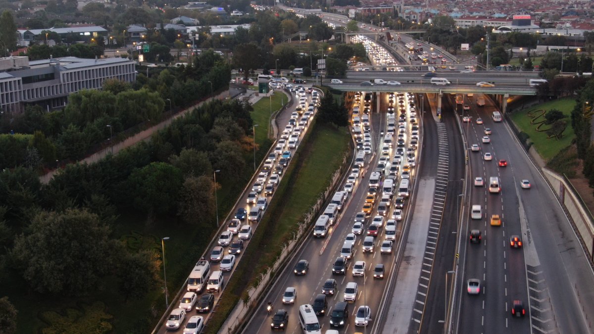 İstanbul’da trafik yoğunluğu erken başladı  #3