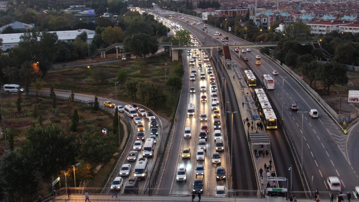 İstanbul’da trafik yoğunluğu erken başladı  #4