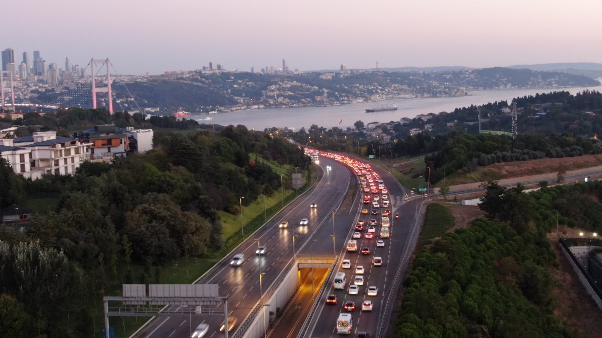 İstanbul’da trafik yoğunluğu erken başladı  #1