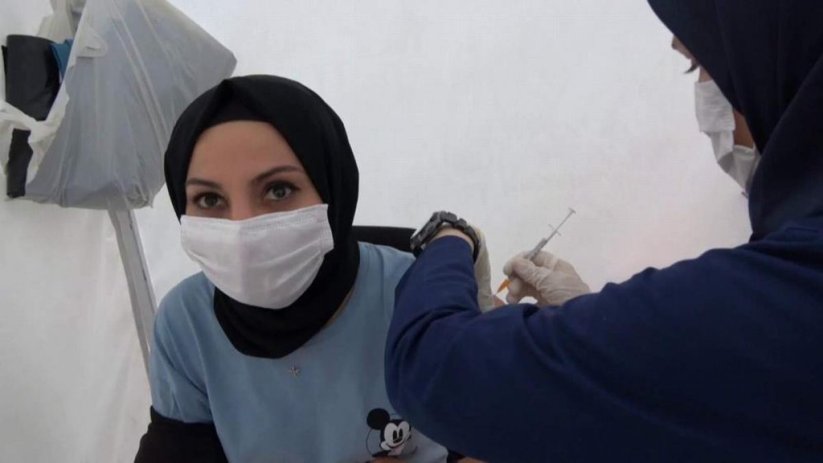 Siirt te sağlık çalışanları vatandaşları aşı olmaya ikna ediyor #4