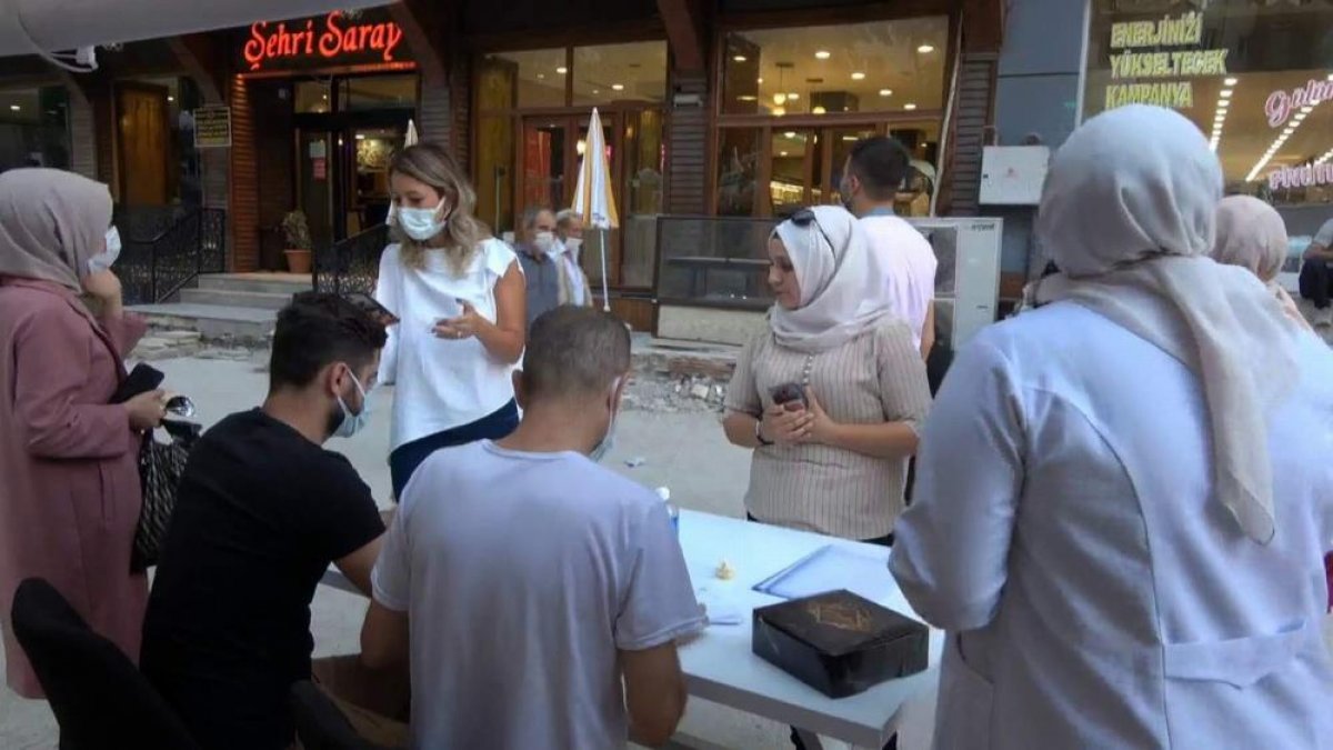 Siirt te sağlık çalışanları vatandaşları aşı olmaya ikna ediyor #5