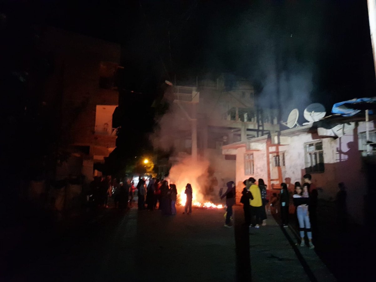Diyarbakır da sayaçların elektrik direklerine bağlanmasını protesto ettiler #3