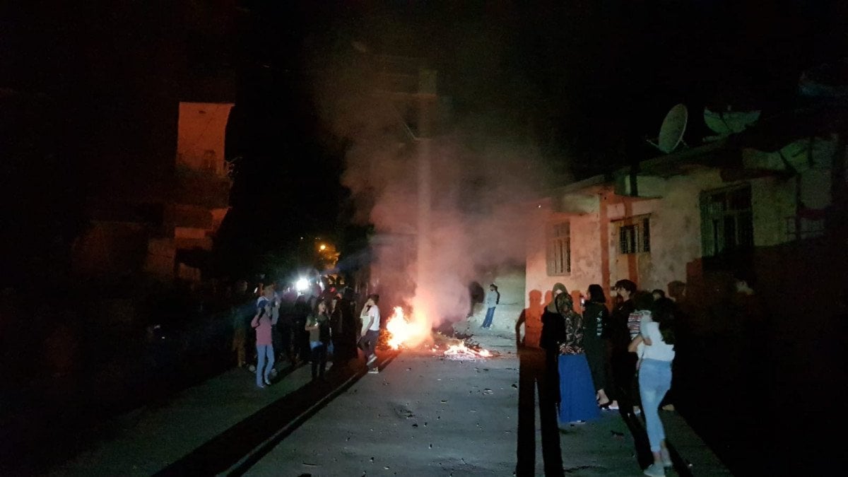 Diyarbakır da sayaçların elektrik direklerine bağlanmasını protesto ettiler #1
