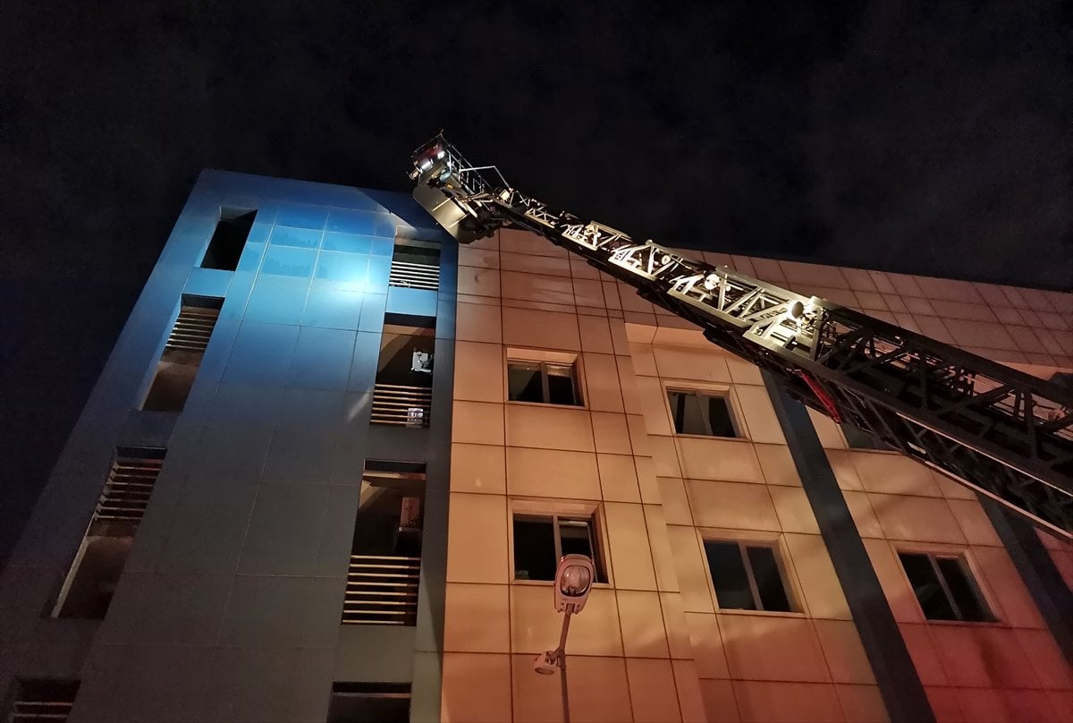 İstanbul da çıkan yangın söndürüldü #1