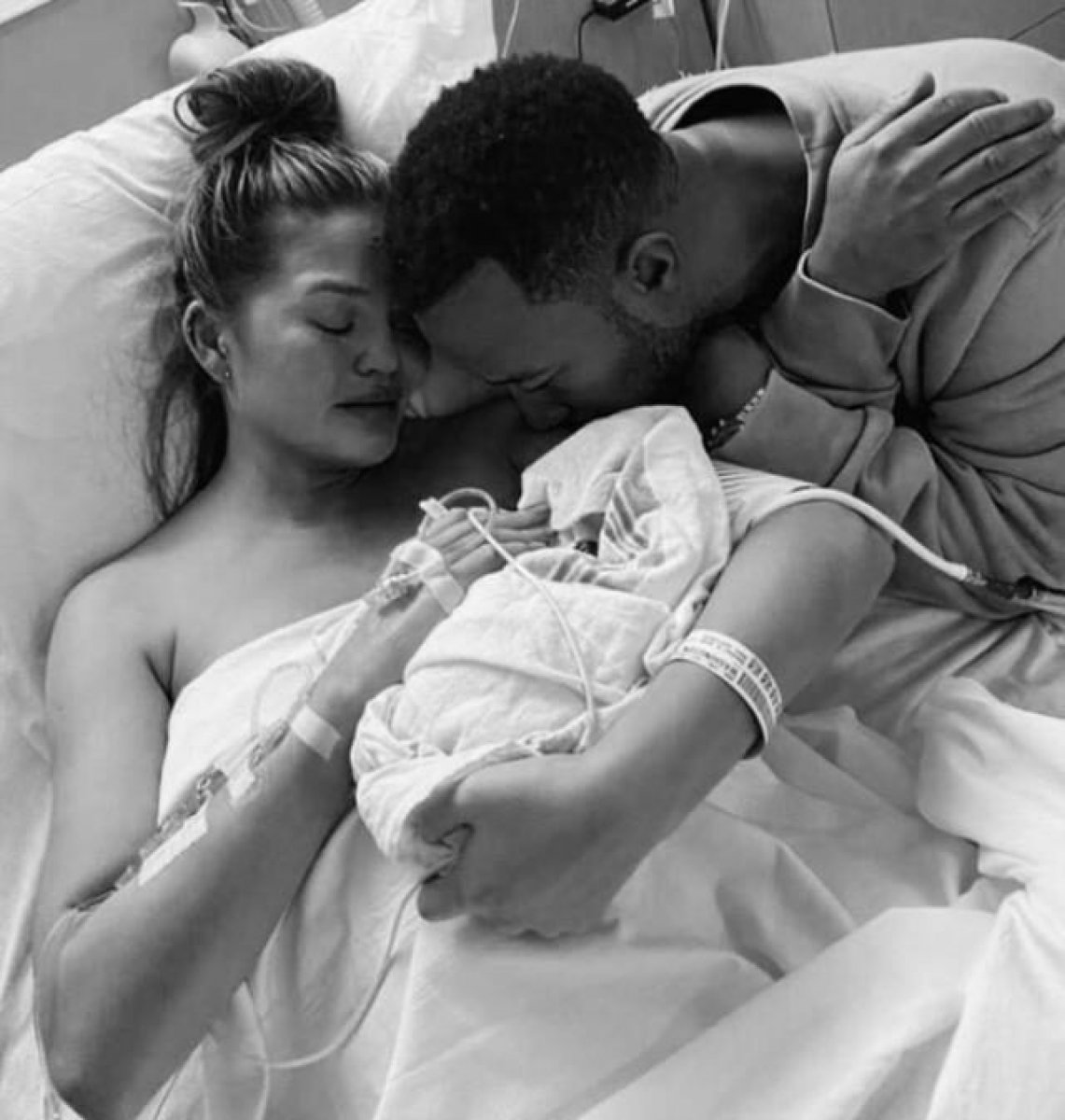 Chrissy Teigen, kaybettiği bebeğini ölüm yıl dönümünde andı #1